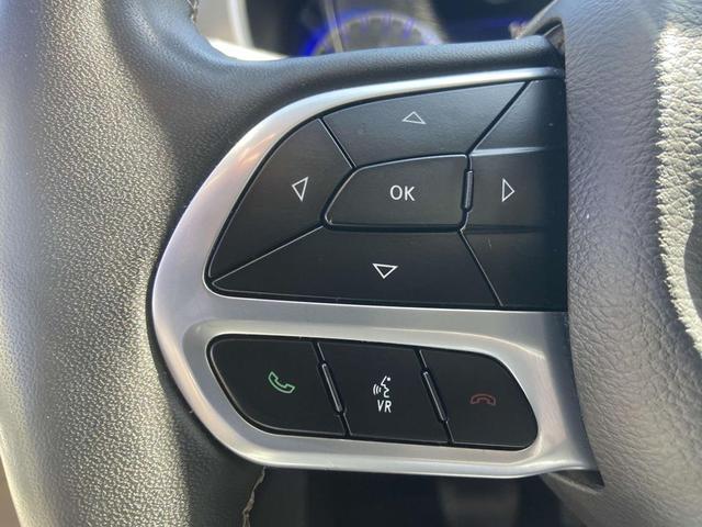 Photo of 2023 Bright White Clearcoat Chrysler Pacifica