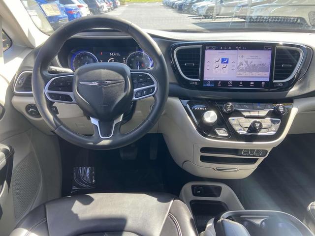 Photo of 2023 Bright White Clearcoat Chrysler Pacifica