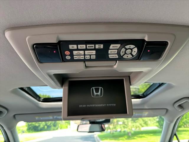 Photo of 2016 Lunar Silver Metallic Honda Pilot