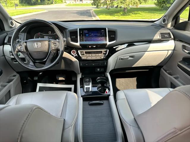 Photo of 2016 Lunar Silver Metallic Honda Pilot