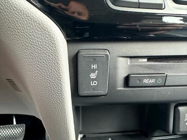 Photo of 2016 Lunar Silver Metallic Honda Pilot