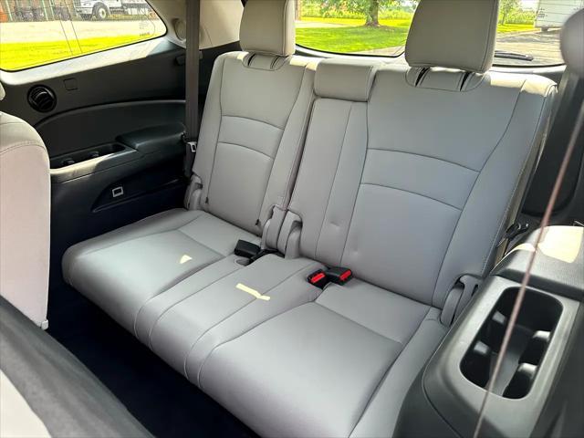 Photo of 2016 Lunar Silver Metallic Honda Pilot