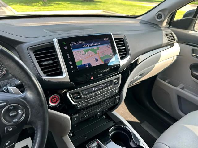 Photo of 2016 Lunar Silver Metallic Honda Pilot