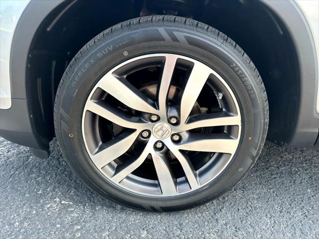 Photo of 2016 Lunar Silver Metallic Honda Pilot
