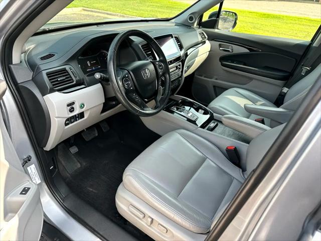 Photo of 2016 Lunar Silver Metallic Honda Pilot
