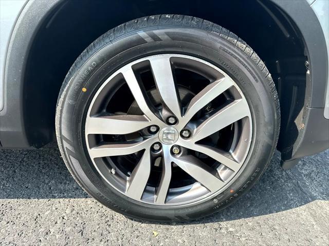 Photo of 2016 Lunar Silver Metallic Honda Pilot