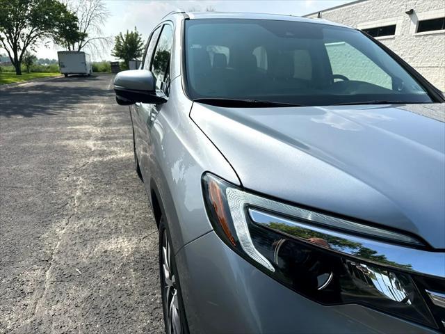 Photo of 2016 Lunar Silver Metallic Honda Pilot