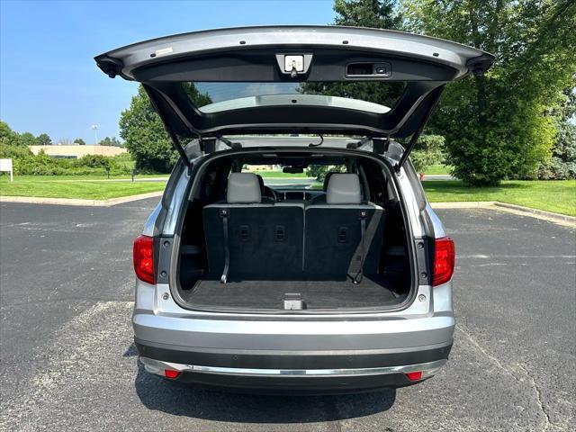 Photo of 2016 Lunar Silver Metallic Honda Pilot