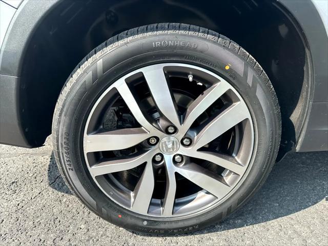 Photo of 2016 Lunar Silver Metallic Honda Pilot