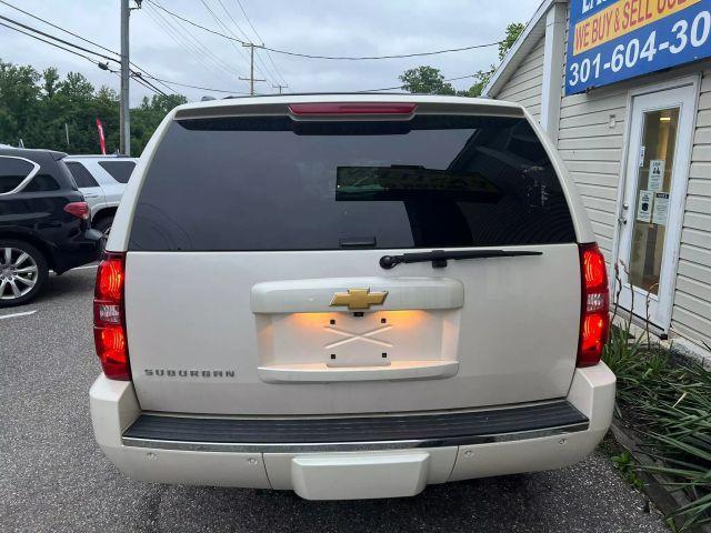 Photo of 2013 White Chevrolet Suburban