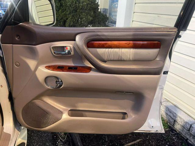 Photo of 2002 White Lexus LX 470