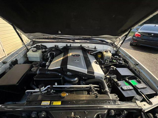 Photo of 2002 White Lexus LX 470