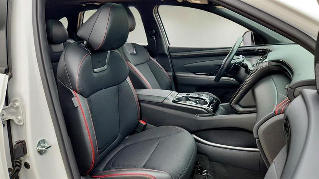 Photo of 2024 White Pearl Hyundai TUCSON Hybrid
