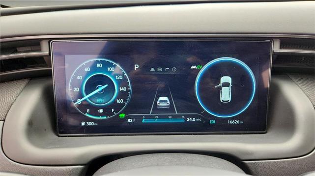 Photo of 2024 White Pearl Hyundai TUCSON Hybrid