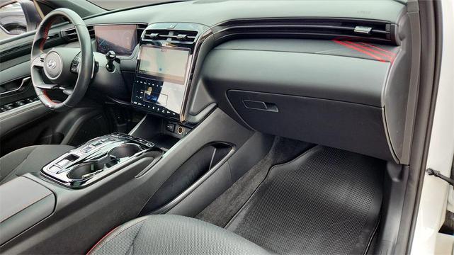 Photo of 2024 White Pearl Hyundai TUCSON Hybrid