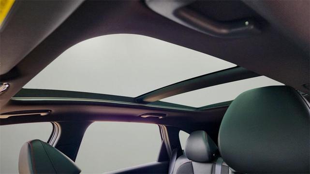 Photo of 2024 White Pearl Hyundai TUCSON Hybrid