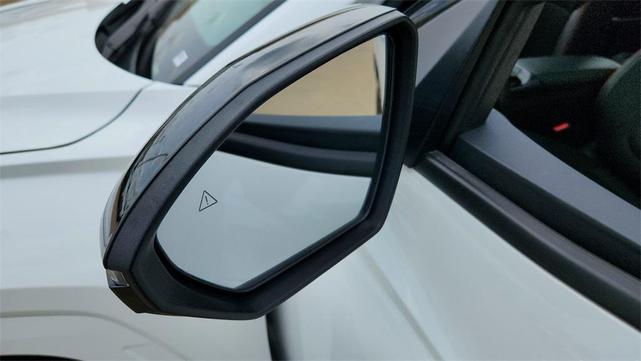 Photo of 2024 White Pearl Hyundai TUCSON Hybrid