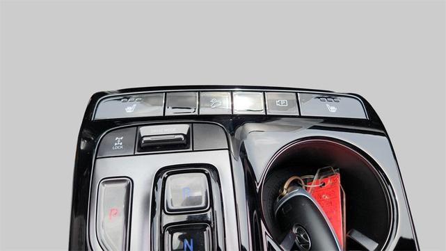 Photo of 2024 White Pearl Hyundai TUCSON Hybrid