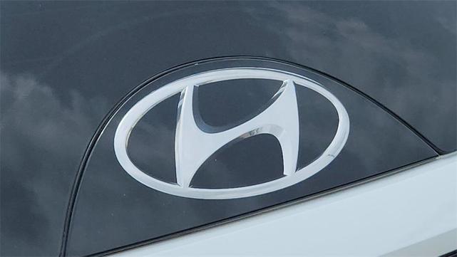 Photo of 2024 White Pearl Hyundai TUCSON Hybrid