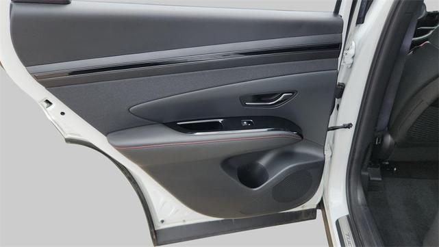 Photo of 2024 White Pearl Hyundai TUCSON Hybrid