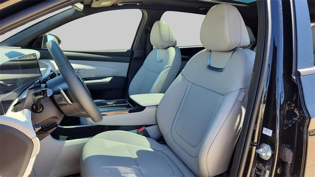 Photo of 2025 Phantom Black Hyundai TUCSON