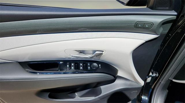 Photo of 2025 Phantom Black Hyundai TUCSON