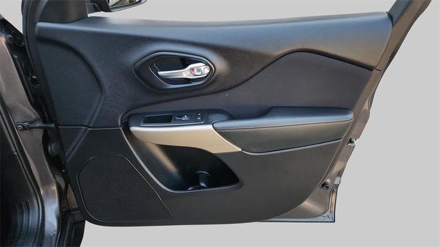Photo of 2018 Granite Crystal Metallic Clearcoat Jeep Cherokee