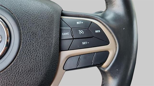 Photo of 2018 Granite Crystal Metallic Clearcoat Jeep Cherokee