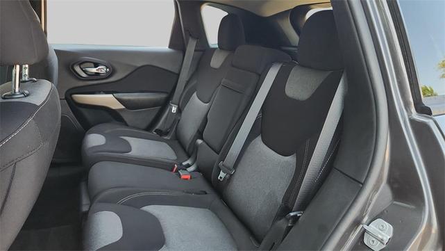 Photo of 2018 Granite Crystal Metallic Clearcoat Jeep Cherokee