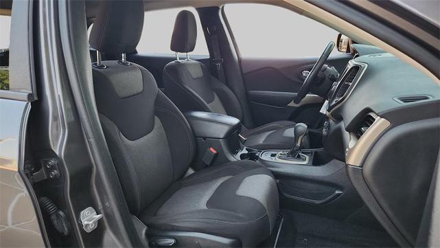 Photo of 2018 Granite Crystal Metallic Clearcoat Jeep Cherokee