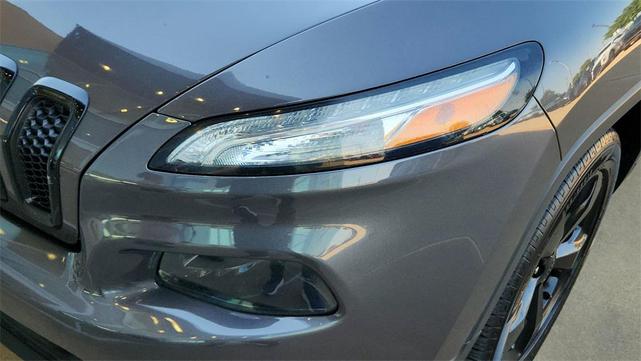Photo of 2018 Granite Crystal Metallic Clearcoat Jeep Cherokee