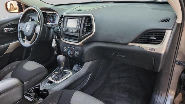 Photo of 2018 Granite Crystal Metallic Clearcoat Jeep Cherokee