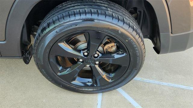 Photo of 2018 Granite Crystal Metallic Clearcoat Jeep Cherokee