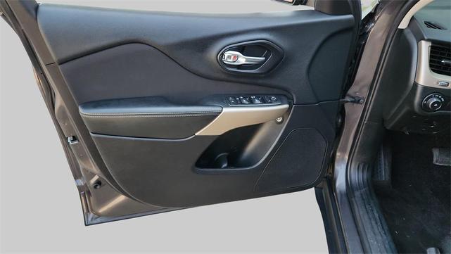 Photo of 2018 Granite Crystal Metallic Clearcoat Jeep Cherokee