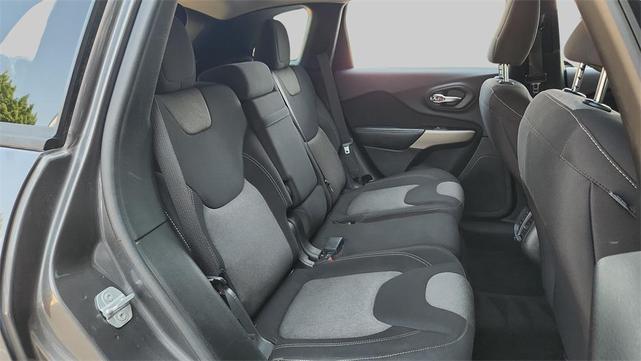 Photo of 2018 Granite Crystal Metallic Clearcoat Jeep Cherokee