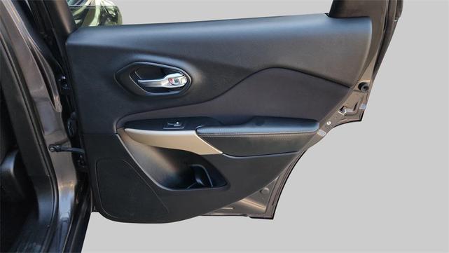 Photo of 2018 Granite Crystal Metallic Clearcoat Jeep Cherokee