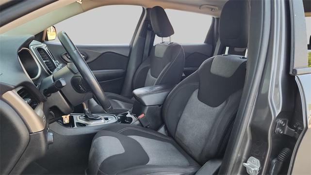 Photo of 2018 Granite Crystal Metallic Clearcoat Jeep Cherokee