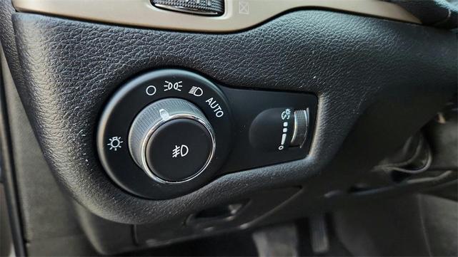 Photo of 2018 Granite Crystal Metallic Clearcoat Jeep Cherokee