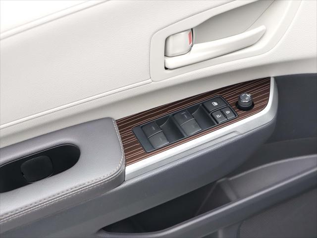 Photo of 2023 Midnight Black Metallic Toyota Sienna