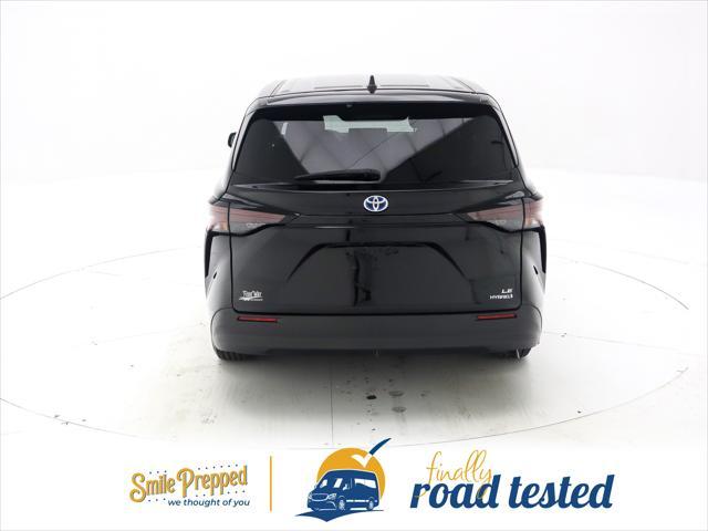 Photo of 2023 Midnight Black Metallic Toyota Sienna