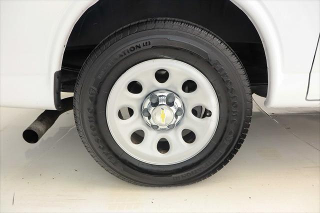 Photo of 2014 Summit White Chevrolet Express 1500