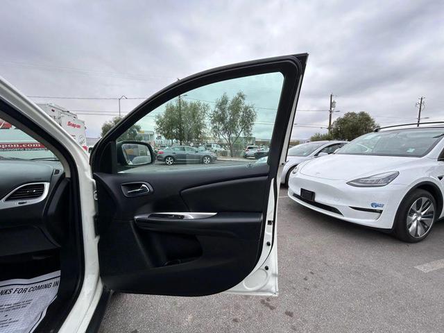 Photo of 2017 White Dodge Journey