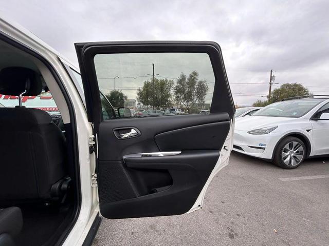 Photo of 2017 White Dodge Journey