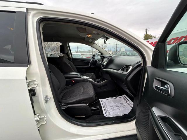 Photo of 2017 White Dodge Journey