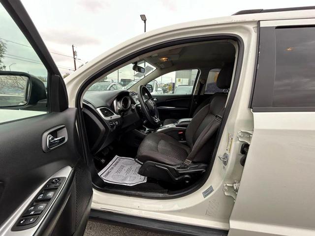 Photo of 2017 White Dodge Journey