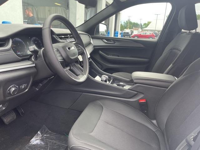 Photo of 2025 Bright White Clearcoat Jeep Grand Cherokee