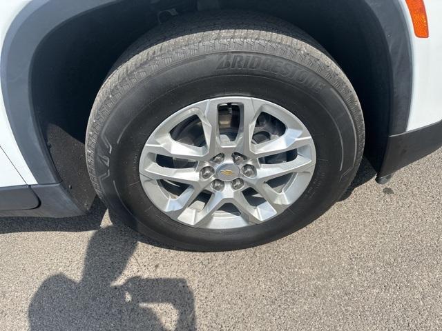 Photo of 2022 Summit White Chevrolet Traverse