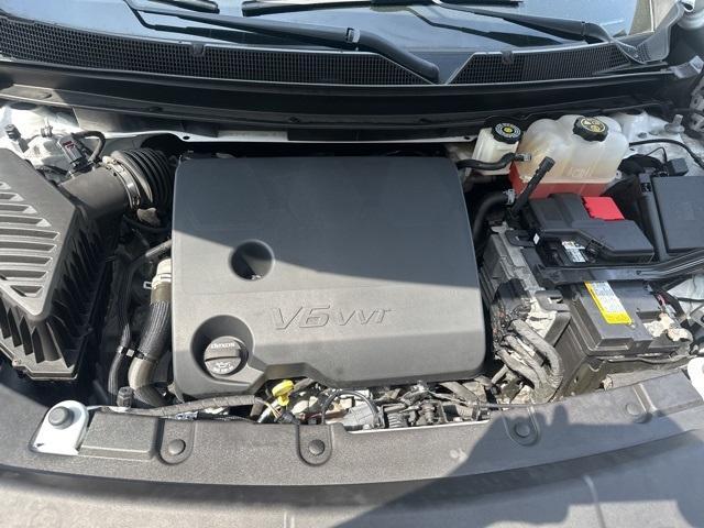 Photo of 2022 Summit White Chevrolet Traverse
