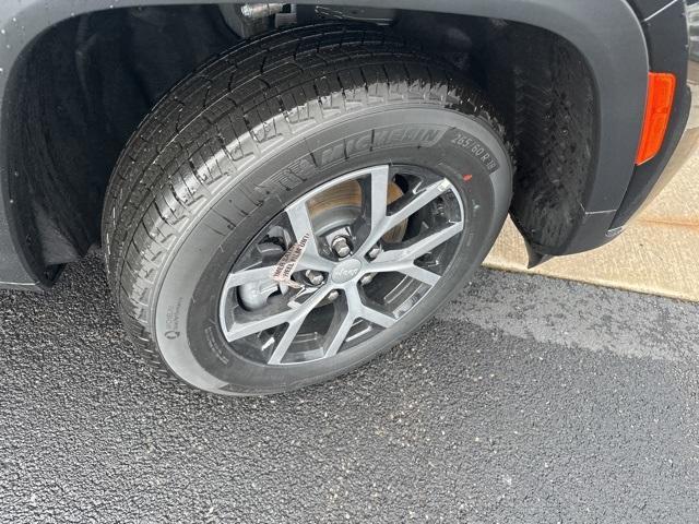 Photo of 2025 Diamond Black Jeep Grand Cherokee L
