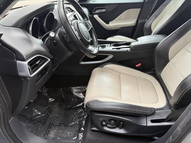 Photo of 2017 Silver Jaguar F-PACE